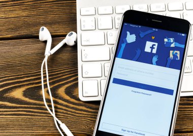 Facebook ana sayfasında monitör ekran ile Apple iphone 7. En büyük sosyal ağ web sitesi Facebook. Ana sayfası Facebook.com smartphone cep telefonu ile