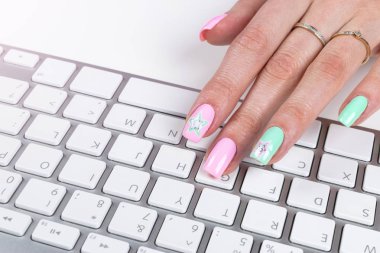 Ofis Masaları üzerinde kablosuz bilgisayar klavye yazarak bir iş kadın el görünümünü portre