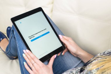 Kadın el ile Twitter uygulama ana iPad pro kullanarak. Twitter online sosyal ağ ve microblogging servis geldi. Twitter Twitter Inc tarafından çalıştırmak uygulama.