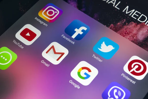 Apple iPad Pro com ícones de mídia social facebook, instagram, twitter, aplicativo snapchat na tela. Tablet Iniciando aplicativo de mídia social . — Fotografia de Stock