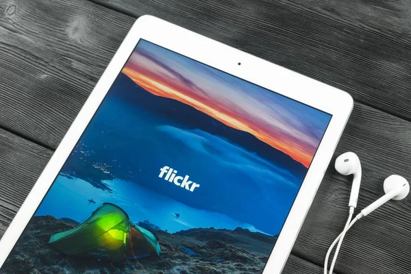 Apple iPad Pro dengan situs Flickr pada layar monitor. Flickr adalah situs web jaringan hosting video. Situs web Flickr.com pada komputer tablet . — Stok Foto