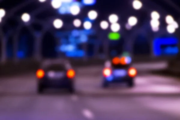 Night city view in blur. City street blurry photo. Streetlife bokeh image. Street view with pedestrians and cars defocused image. Road in big city bokeh image. Night city lifestyle blurry background — Stock Photo, Image