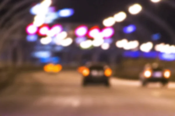 Vista nocturna de la ciudad borrosa. Foto borrosa de la calle City. Imagen bokeh de Streetlife. Vista de la calle con peatones y coches imagen desenfocada. Carretera en gran ciudad bokeh imagen. Estilo de vida nocturno ciudad fondo borroso —  Fotos de Stock