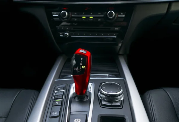 Red Automatic engrenagem stick (transmissão) de um carro moderno, multimídia e botões de controle de navegação. Detalhes do interior do carro. Deslocamento da transmissão . — Fotografia de Stock