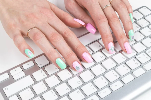 Vista de perto de uma mulher de negócios mãos digitando no teclado do computador sem fio na mesa de escritório — Fotografia de Stock