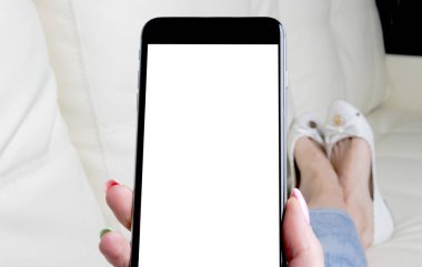 Güzel kadının el Smartphone kullanarak. Smartphone beyaz ekran. Boş boş ekran. metin için boş yer. izole beyaz ekran