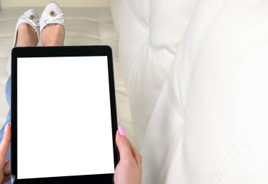 Eller kadın tutarak ve izole beyaz ekran ile tablet bilgisayar kullanarak. Boş boş ekran. Alan metni kopyalayın. İzole beyaz ekran