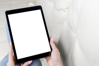 Eller kadın tutarak ve izole beyaz ekran ile tablet bilgisayar kullanarak. Boş boş ekran. Alan metni kopyalayın. İzole beyaz ekran