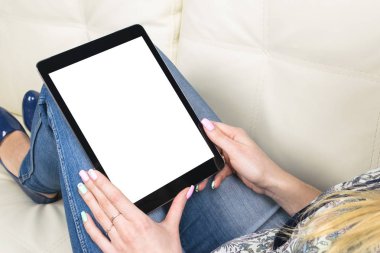 Eller kadın tutarak ve izole beyaz ekran ile tablet bilgisayar kullanarak. Boş boş ekran. Alan metni kopyalayın. İzole beyaz ekran