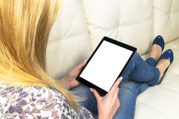 Eller kadın tutarak ve izole beyaz ekran ile tablet bilgisayar kullanarak. Boş boş ekran. Alan metni kopyalayın. İzole beyaz ekran