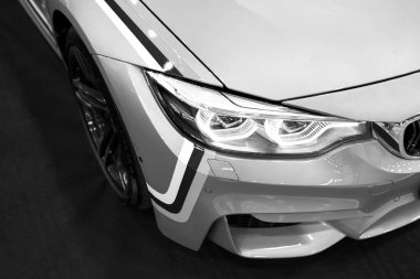 Sankt-Petersburg Rusya 21 Temmuz 2017: Ön görünümü bir Bmw M4 spor araba. M performans Edition. Araba dış detayları. Siyah ve beyaz. Kraliyet Auto Show'da 21 Temmuz çekilmiş fotoğrafı