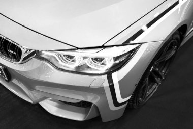 Sankt-Petersburg Rusya 21 Temmuz 2017: Ön görünümü bir Bmw M4 spor araba. M performans Edition. Araba dış detayları. Siyah ve beyaz. Kraliyet Auto Show'da 21 Temmuz çekilmiş fotoğrafı