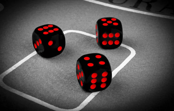 リスクの概念 緑のゲーム テーブルでサイコロを再生します サイコロ ゲームをプレイします 赤いカジノ サイコロします ビジネス リスクのサイコロ コンセプト — ストック写真