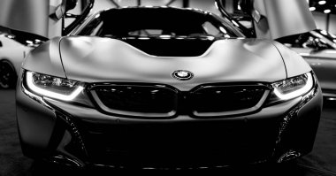 Sankt-Petersburg, Rusya, 21 Temmuz 2017: Lüks Bmw i8 hibrid elektrikli coupe. Plug-in hibrid spor araba. Konsept elektrikli araç. Siyah ve beyaz. Araba dış detayları. Kraliyet Auto Show'da, 21 Temmuz da çekilmiş fotoğrafı 