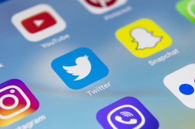Sosyal medya facebook, instagram, heyecan, snapchat uygulama ekran simgeleri ile Apple ipad Pro. Smartphone başlamak sosyal medya uygulaması.