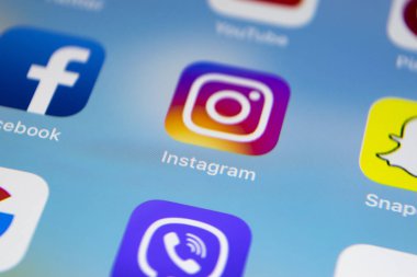 Sosyal medya facebook, instagram, heyecan, snapchat uygulama ekran simgeleri ile Apple ipad Pro. Smartphone başlamak sosyal medya uygulaması.