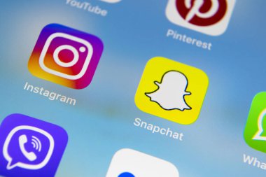 Apple iphone 7 simgeleri ile sosyal medya facebook, instagram, heyecan, snapchat uygulama üstünde perde. Smartphone başlamak sosyal medya uygulaması.
