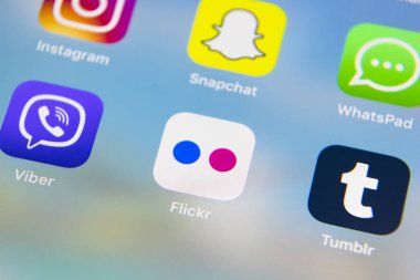 Apple iphone 7 simgeleri ile sosyal medya facebook, instagram, heyecan, snapchat uygulama üstünde perde. Smartphone başlamak sosyal medya uygulaması.