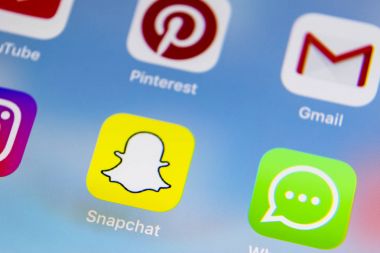 Apple iphone 7 simgeleri ile sosyal medya facebook, instagram, heyecan, snapchat uygulama üstünde perde. Smartphone başlamak sosyal medya uygulaması.