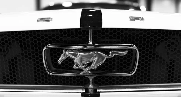 Фронтальний вид ретро Ford Mustang Gt класичний логотип з проточною коня. Зовнішні деталі автомобіля. Чорно-біла. — стокове фото