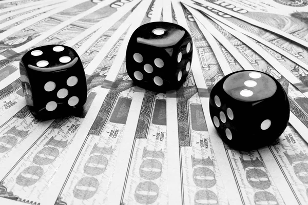 I dadi di poker rotolano su banconote da un dollaro, Money. Tavolo da poker al casinò. Concetto di gioco del poker. Fare un gioco con i dadi. I dadi del casinò. Concetto di rischio aziendale. Buona fortuna. Bianco e nero — Foto Stock