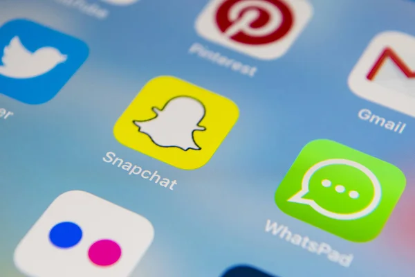 Apple ipad pro mit Symbolen der sozialen Medien facebook, instagram, twitter, snapchat-Anwendung auf dem Bildschirm. Tablet startet Social-Media-App. — Stockfoto