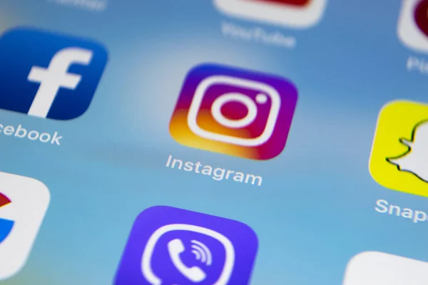 Apple iPad Pro con iconos de redes sociales Facebook, Instagram, Twitter, aplicación Snapchat en la pantalla. Smartphone Inicio aplicación de redes sociales . — Foto de Stock