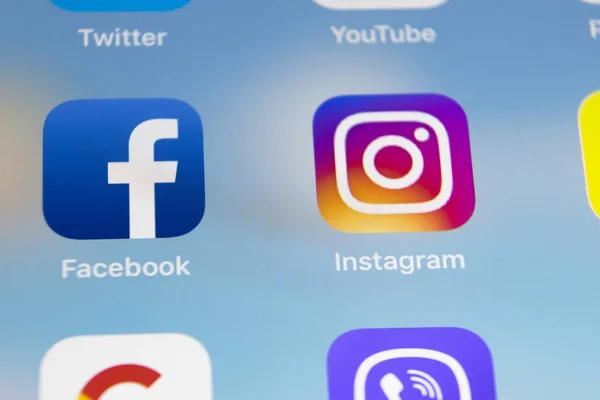 Apple ipad Pro med ikoner av sociala medier facebook, instagram, twitter, snapchat program på skärmen. Tabletten börjar app för sociala medier. — Stockfoto