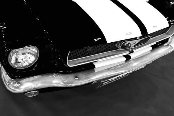 Vue de face de la Ford Mustang GT.Détails extérieurs de la voiture. Phare d'une voiture rétro. Noir et blanc . — Photo