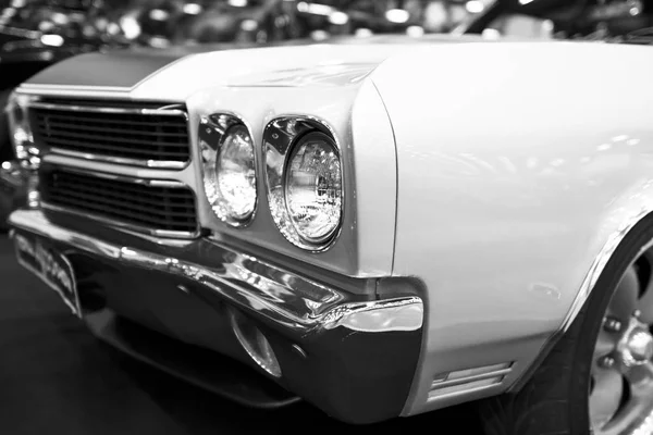 Vista frontal de un gran coche músculo retro americano Chevrolet Camaro SS. Detalles exteriores del coche. Blanco y negro . — Foto de Stock