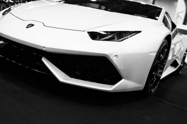 Beyaz lüks sportcar Lamborghini Huracan Lp 610-4 önden görünümü. Araba dış detayları. Siyah ve beyaz. 