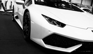 Beyaz lüks sportcar Lamborghini Huracan Lp 610-4 önden görünümü. Araba dış detayları. Siyah ve beyaz. 
