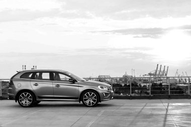 Modern lüks bir İsveçli araba Volvo Xc60 R-Design Polestar Edition binanın çatısında. Siyah ve beyaz