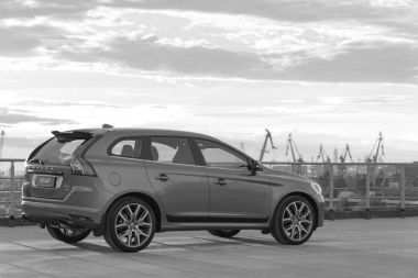  Modern lüks bir İsveçli araba Volvo Xc60 R-Design Polestar Edition binanın çatısında. Siyah ve beyaz