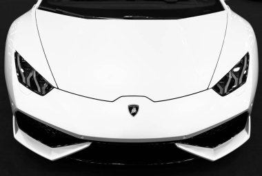 Beyaz lüks sportcar Lamborghini Huracan Lp 610-4 önden görünümü. Araba dış detayları. Siyah ve beyaz. 
