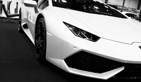 Vista frontal de un deportivo de lujo blanco Lamborghini Huracan LP 610-4. Detalles exteriores del coche. Blanco y negro . — Foto de Stock