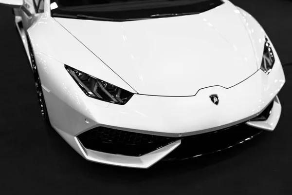 Vista frontal de um carro esportivo de luxo branco Lamborghini Huracan LP 610-4. Detalhes exteriores do carro. Preto e branco . — Fotografia de Stock