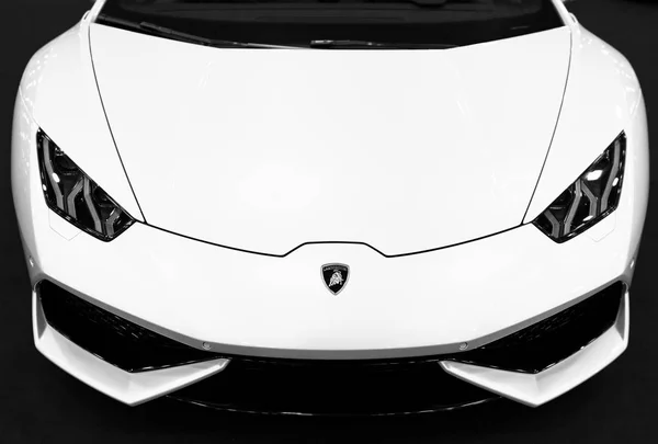 Вид спереди на белый спорткар Lamborghini Huracan LP 610-4. Внешние детали автомобиля. Черное и белое . — стоковое фото