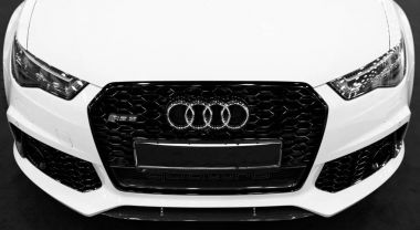 Modern lüks mavi spor araba Audi Rs 6 Avant Quattro 2017 önden görünümü. Araba dış detayları. Siyah ve beyaz.