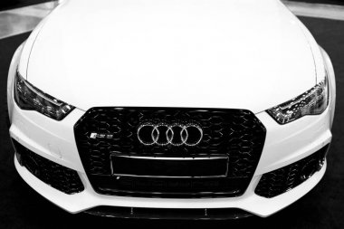 Modern lüks mavi bir spor araba Audi Rs 6 Avant Quattro 2017 önden görünümü. Araba dış detayları. Siyah ve beyaz.