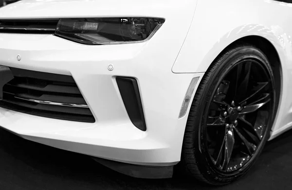 Vista frontal de un Chevrolet Camaro 2017. Detalles exteriores del coche. Blanco y negro. Foto tomada en el Royal Auto Show 21 de julio — Foto de Stock