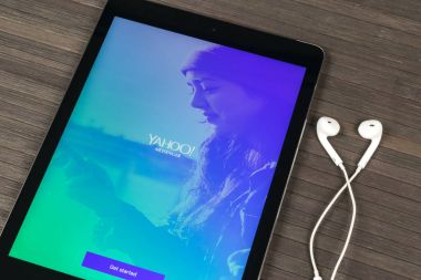 Yahoo Messenger Mobil Uygulama Apple ipad monitör ekranında. Yahoo messenger ana uygulama Tablet başlangıç sosyal medya uygulaması.