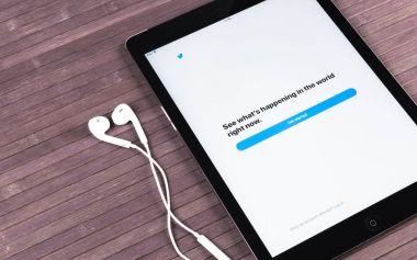 Apple ipad Pro ve kulaklık üzerinde ahşap masa Twitter uygulama ana sayfasını açma. Twitter online sosyal ağ ve microblogging servis geldi. Twitter Twitter Inc tarafından çalıştırmak uygulama.
