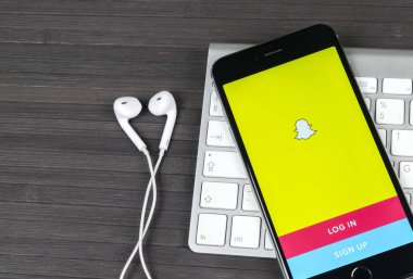  Snapchat ana sayfasında monitör ekran ile Apple iphone 7. Snapchat sosyal ağ sitesidir. Ana sayfa Snapchat.com smartphone cep telefonu ile