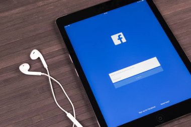 Apple ipad Pro Facebook ana sayfasında monitör ekran ile. En büyük sosyal ağ web sitesi Facebook. Ana sayfası Facebook.com tablet bilgisayarda.