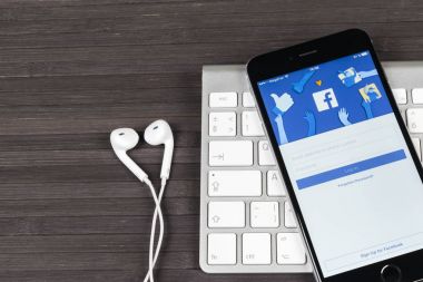  Facebook ana sayfasında monitör ekran ile Apple iphone 7. En büyük sosyal ağ web sitesi Facebook. Ana sayfası Facebook.com smartphone cep telefonu ile