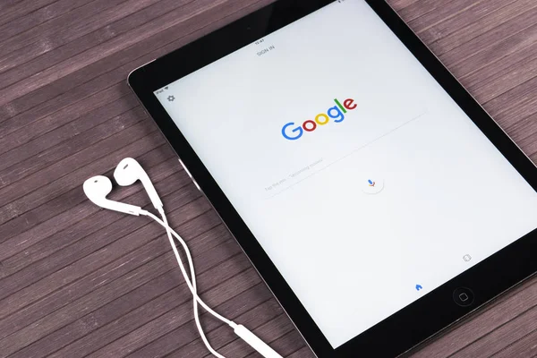 Google start web homepage page on display of apple ipad pro. google ist ein amerikanischer multinationaler Konzern mit internetbezogenen Dienstleistungen und Produkten — Stockfoto