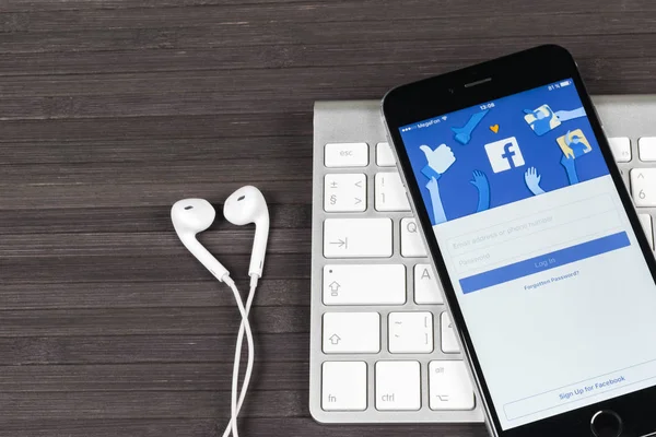  Facebook ana sayfasında monitör ekran ile Apple iphone 7. En büyük sosyal ağ web sitesi Facebook. Ana sayfası Facebook.com smartphone cep telefonu ile