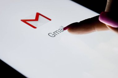 Sankt-Petersburg, Rusya, 21 Aralık 2017: Bir kadın eli açık Google Gmail uygulaması ile gece tablet bilgisayar ipad Pro ekranda dokunuyor. Gmail Google tarafından sağlanan bir ücretsiz e-posta hizmetidir.