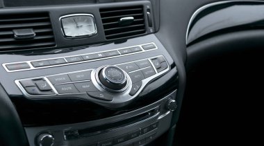 Lüks araba içinde. Prestij modern araba iç. Konforlu deri koltuklar. Siyah deri kokpit delikli. Medya kontrol düğmeleri ile bilgisayar monitör ekran siyah deri ve gezinti düğmeleri.